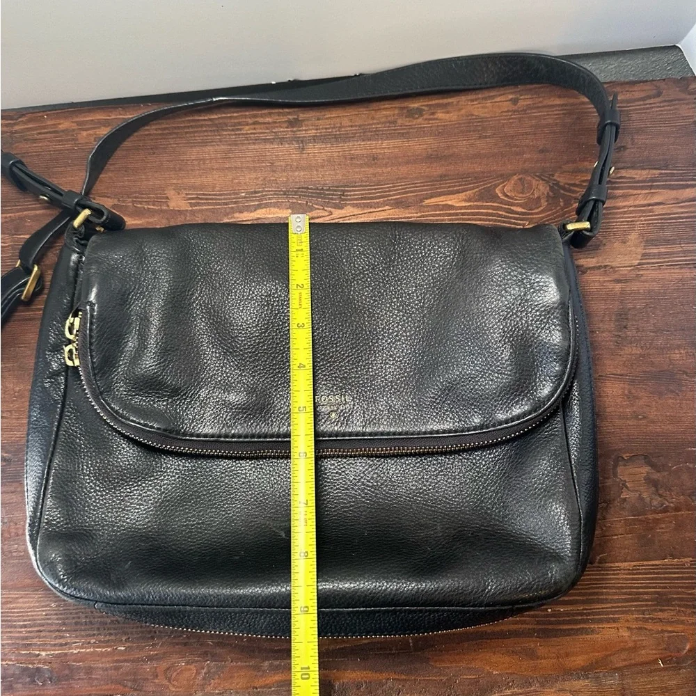 Fossil Vintage Shoulder Bag Black Leather Long Shoulder Strap Pockets Expandable